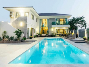 5-Bedroom Luxurious 5-Star Villa with Private Pool